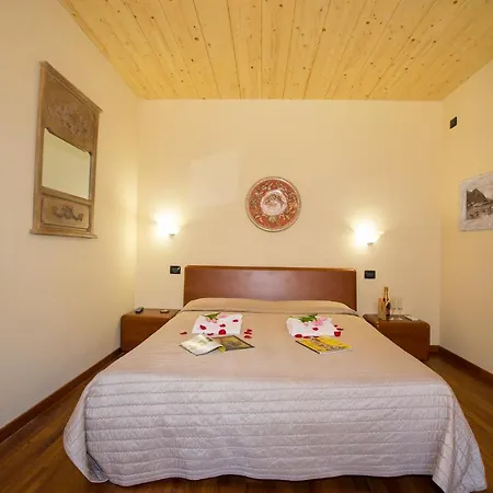 Sleeps 6 Pool Air Con
