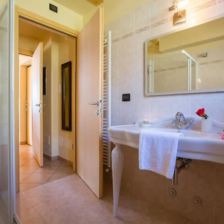 Sleeps 6 Pool Air Con