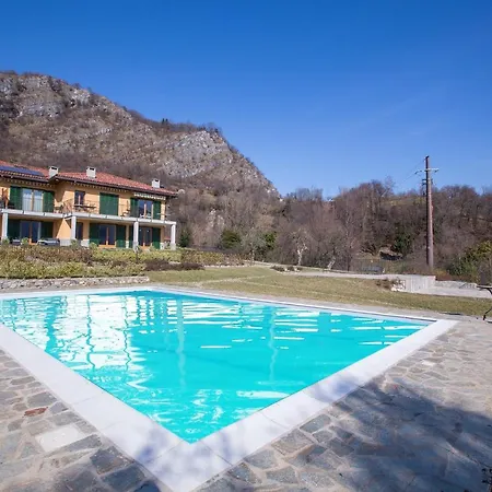 Lägenhet Sleeps 6 Pool Air Con